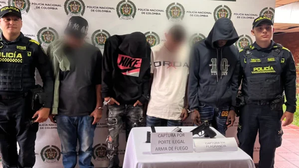 Cuatro hombres fueron capturados en Cali tras persecución: les encontraron pistolas Cuatro hombres fueron capturados en Cali tras persecución: les encontraron pistolas