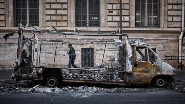 Francia decreta toques de queda tras disturbios y saqueos en varias ciudades Francia decreta toques de queda tras disturbios y saqueos en varias ciudades
