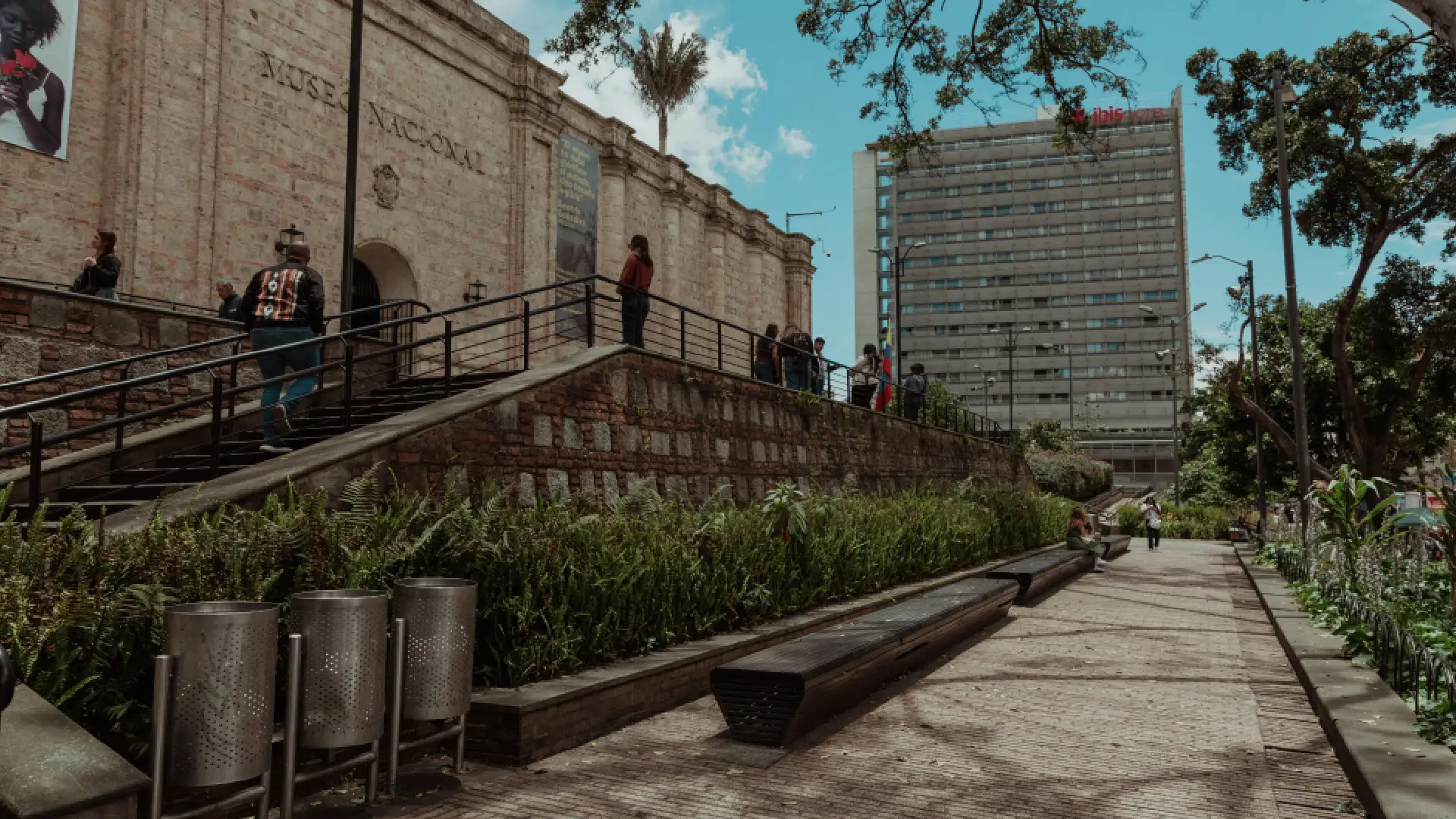 Universidad Jorge Tadeo Lozano se pronuncia tras polémica de retiro de piezas históricas.