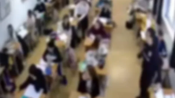 Video muestra el ataque de un estudiante de 16 años contra una docente en Malasia