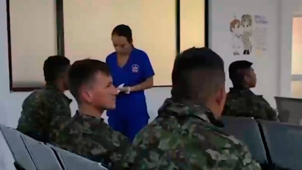 Rescatan a 13 soldados que permanecieron dos días en zona de difícil acceso tras accidente en Cauca Rescatan a 13 soldados que permanecieron dos días en zona de difícil acceso tras accidente en Cauca