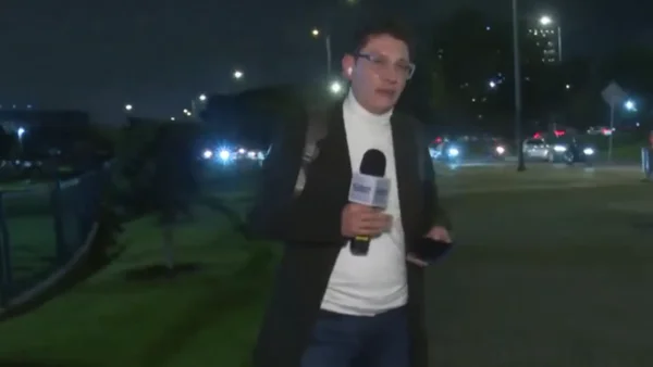 Periodista estuvo a punto de quedarse sin celular durante transmisión en Bogotá Periodista estuvo a punto de quedarse sin celular durante transmisión en Bogotá
