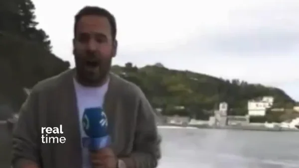 Periodista advertía sobre las condiciones del mar cuando una ola lo golpeó en directo Periodista advertía sobre las condiciones del mar cuando una ola lo golpeó en directo