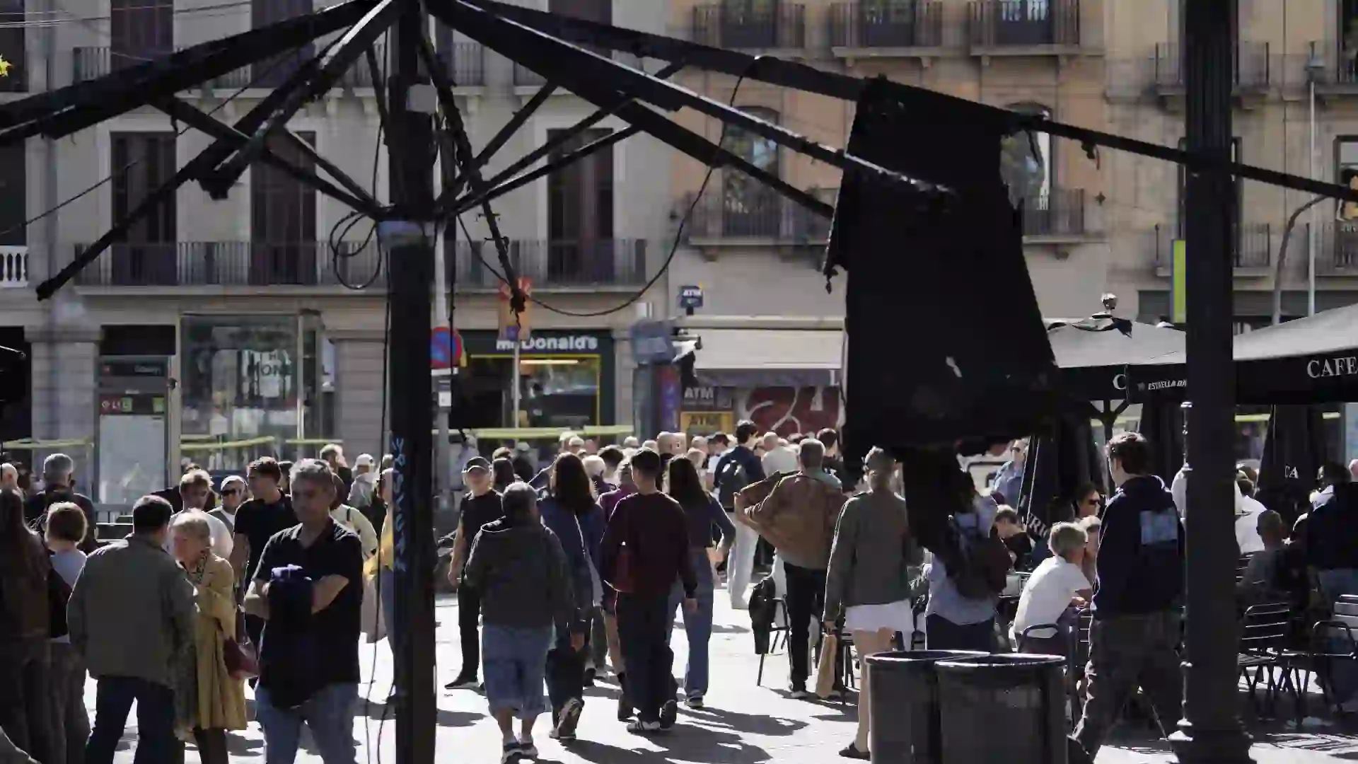 Menores saquearon tiendas de celulares y ropa en Barcelona, España: se convocaron por TikTok