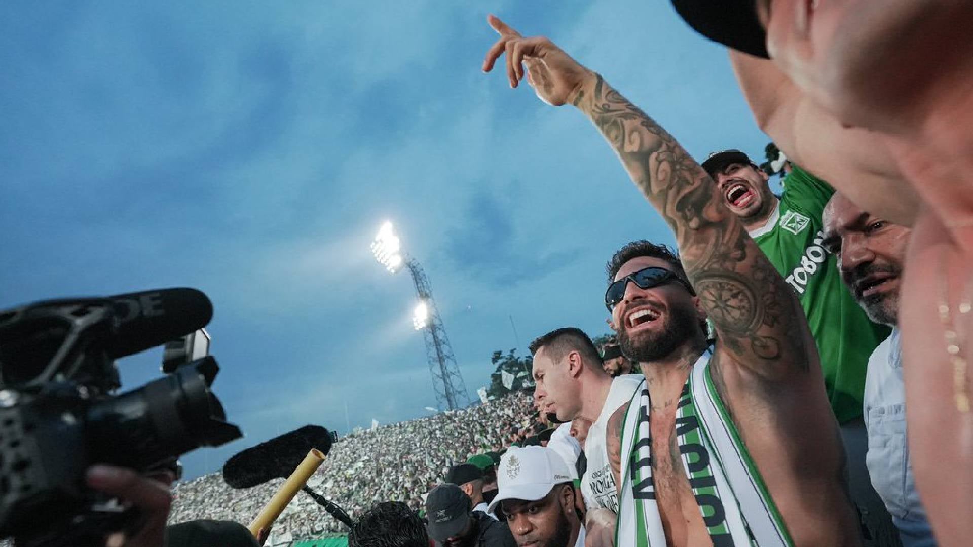 Maluma estuvo con la barra brava de Atlético Nacional en el clásico paisa