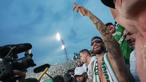 Como un hincha más: Maluma estuvo con la barra brava de Atlético Nacional en el clásico paisa Como un hincha más: Maluma estuvo con la barra brava de Atlético Nacional en el clásico paisa