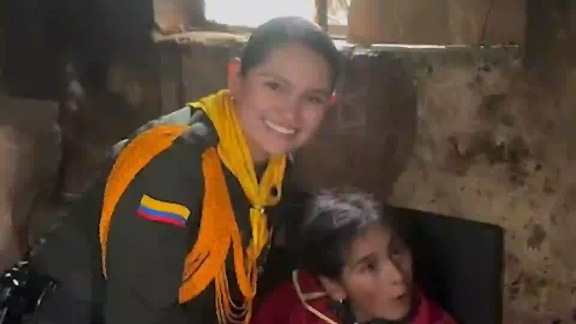 La historia de una mujer policía que ayuda a niña con discapacidad motriz con terapias diarias