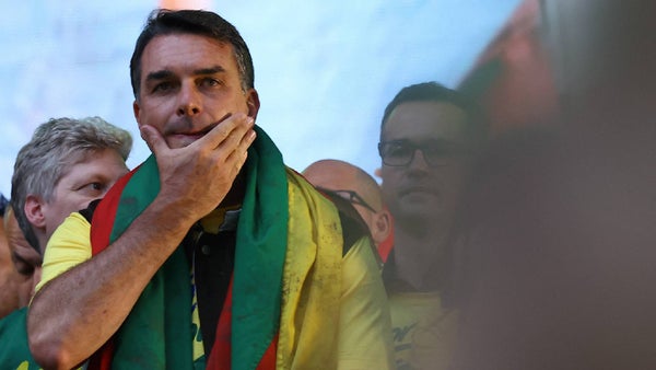 Flávio Bolsonaro llega a Florida en un vuelo privado tras salir de Brasil en medio de investigaciones judiciales