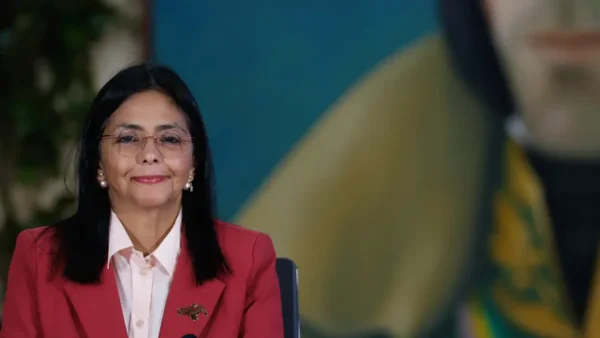 Delcy Rodríguez cerró con canciones y bailes un acto político en Carabobo