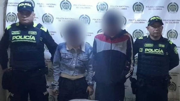 Pareja de jóvenes fue descubierta llevando más de dos kilos de marihuana dentro de un taxi en Bogotá Pareja de jóvenes fue descubierta llevando más de dos kilos de marihuana dentro de un taxi en Bogotá
