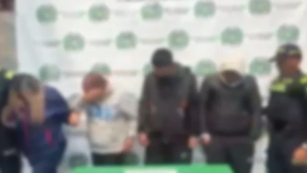 Capturan a tres hombres y una mujer que suplantaron agentes de la Sijín para robar una vivienda en Bogotá Capturan a tres hombres y una mujer que suplantaron agentes de la Sijín para robar una vivienda en Bogotá