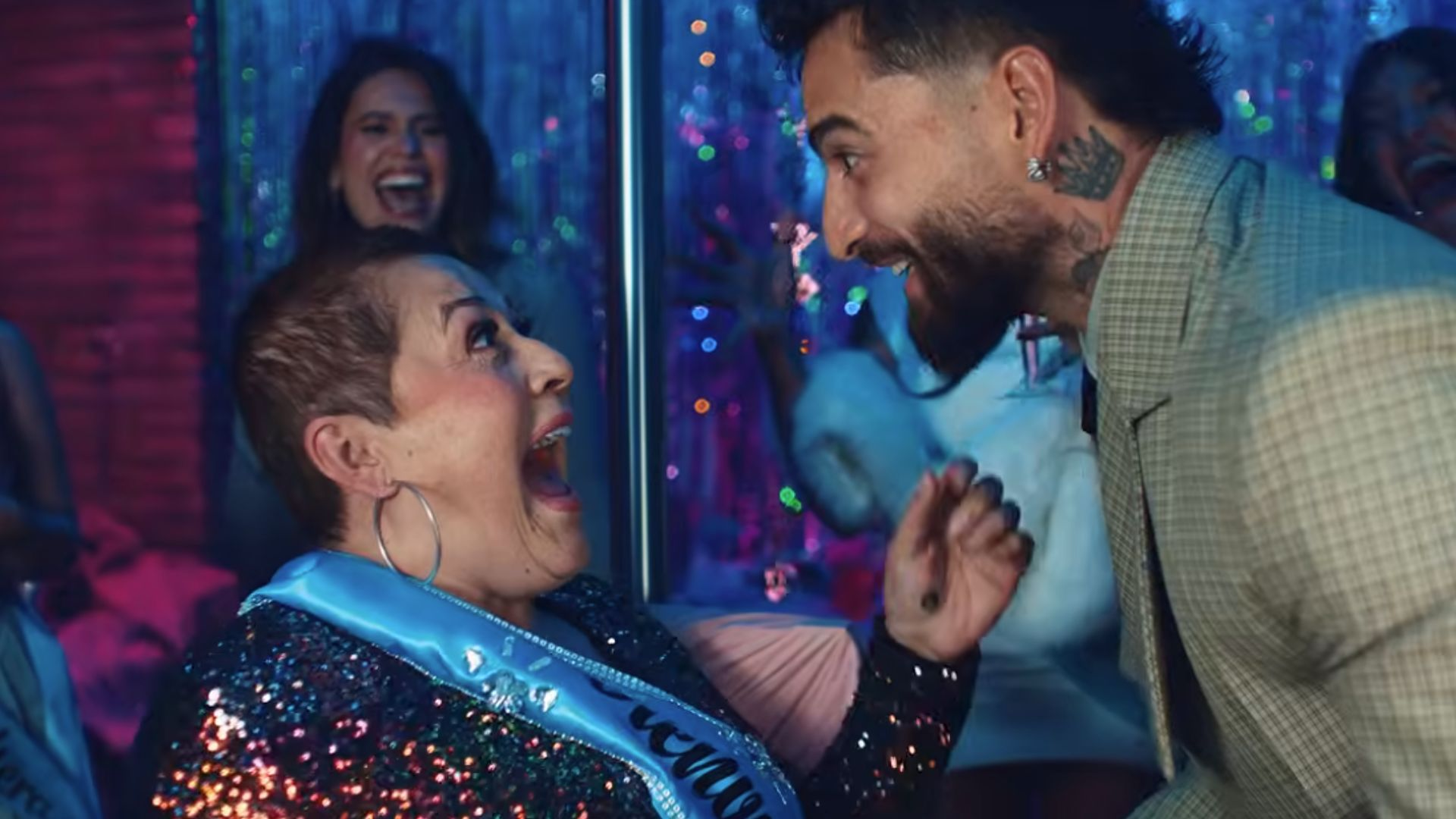 Foto: Captura pantalla YouTube Yami Safdie y Maluma